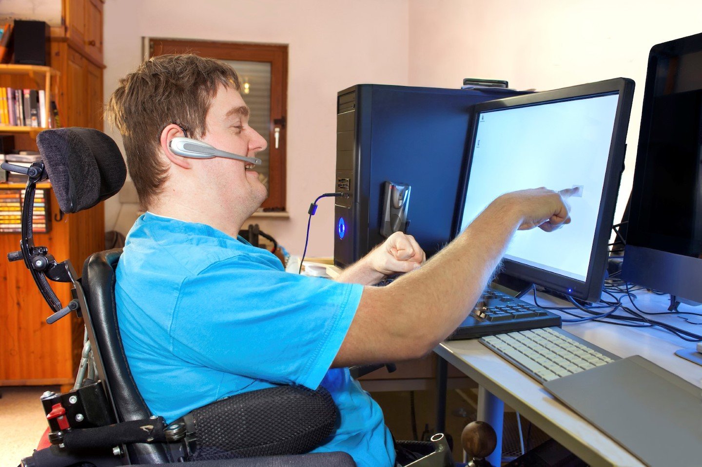 Man in a wheelchair in front of a computer